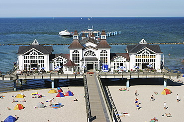 BRD Germany Island of RÃ¼gen Binz Baltic Sea Spa Beachside Watering People Activities in free Time Seabridge with Restaurant and Quay with Ship Beachchairs