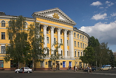 Ukraine Kiev district Podil Kontraktova Place oldest place of town view to the historical building of Mohyla Akademie round building with column peoples tourists cars blue sky 2004