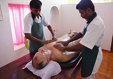 Abhyanga oil massage, Ayurvedic treatment, Bethsaida Hermitage near Kovalam, Kerala, southern India, India, Asia