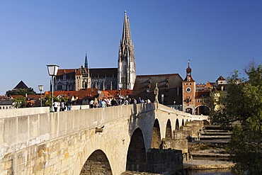 Stone Bridge ( Steinere BrÃ¼cke ) , Cathedral , Old Town Skyline , Regensburg , Upper Palatinate Bavaria Germany