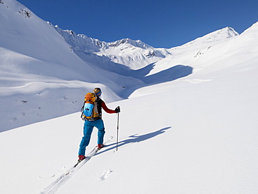 Ski tour walker to the Rietzer Grieskogel, Stubai Alps, KâˆšÂºhtai, Tyrol, Austria