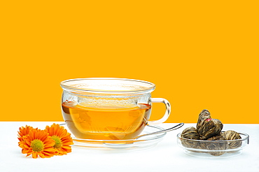 Jasmine tea and a bowl of dried jasmine blossoms