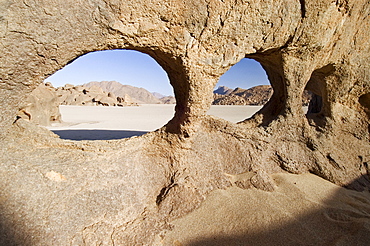 Hole in the rock, Jebel Uweinat, Jabal al Awaynat