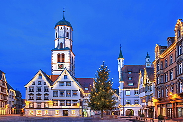 Historic buildings, market square, St. Martin parish church, town hall, "Des Esels Schatten" sculpture, Christmas tree, dusk, Biberach an der Riss, Baden-Wuerttemberg, Germany, Europe