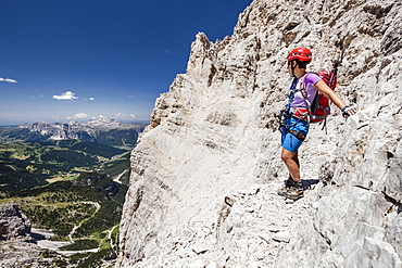 Mountaineer descending from southern Fanes peak, Via Ferrata Veronesi, Sella behind, Dolomites, South Tyrol, Alps, Italy, Europe