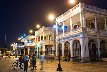 Evening at the main square Parque Central, old town of Granada, Nicaragua, Central America