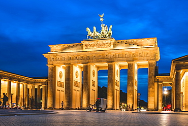 Brandenburg Gate at dusk, illuminated, Pariser Platz, Berlin-Mitte, Berlin, Berlin, Germany, Europe