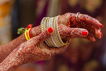 Hands of Indian bride hands painted with henna, bangles, India, Asia