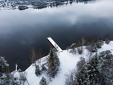 Kirchsee with footbridge in winter, aerial view, Sachsenkam, Alpine foothills, Upper Bavaria, Bavaria, Germany, Europe