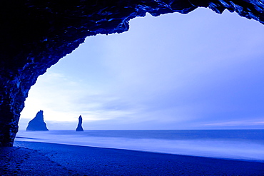 Black lava beach, basalt cave with basalt rocks, Reynisdrangar near Vík í Mýrdal, Suðurland, Southern Region, Iceland, Europe