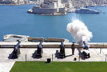 Saluting Battery, cannon shot at 12 noon, cannon salute, view of Fort Saint Angelo, Valletta, Malta, Europe