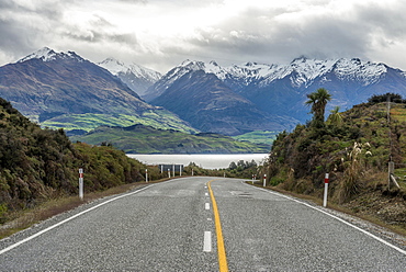 Highway, cloud-shrouded mountains, Lake Wanaka, The Neck, Otago, Southland, New Zealand, Oceania