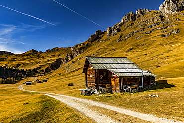 Trail with alpine hut and South Tyrolean mountains, St. Martin in Thurn, South Triol, Italy, Europe