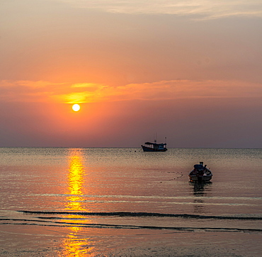 South China Sea at sunset with boats, Gulf of Thailand, Koh Tao island, Thailand, Asia