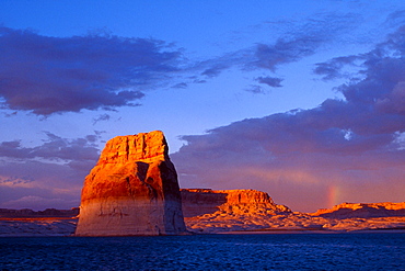 Lone Rock, Glen Canyon Recreation Area, Arizona and Utah, USA, North America