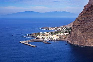 Harbor in Vueltas, Valle Gran Rey, La Gomera, the island of La Palma behind, Canary Islands, Spain, Europe