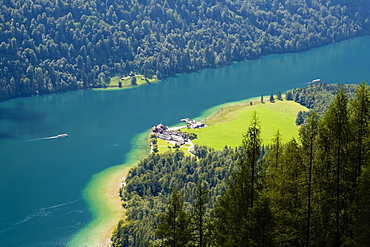 View of the lake Konigsee and the pilgrimage church Sankt Bartholoma from the Rinkendelsteig, Berchtesgaden Alps, Schonau am Konigsee, Berchtesgaden National Park, Berchtesgadener Land, Bavaria, Germany, Europe