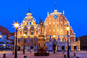 House of the Blackheads in Town Hall Square, historic centre, blue hour, dusk, UNESCO World Heritage Site, Riga, Latvia, Europe