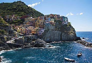 Colorful houses on cliffs, Manarola, Cinque Terre, La Spezia Province, Liguria, Italy, Europe