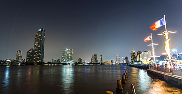 River promenade in the evening with a Ferris wheel and the skyline on the river Mae Nam Chao Phraya, Asiatique, Bangkok, Thailand, Asia