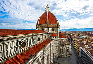 Florence Cathedral, Cattedrale di Santa Maria del Fiore with the dome by Brunelleschi, city at the back, UNESCO World Heritage Site, Florence, Tuscany, Italy, Europe