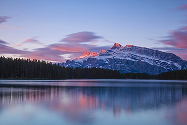 Two Jack Lake, Mount Rundle, Banff National Park, Canadian Rockies, Alberta Province, Canada, North America