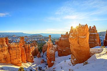 Rock formation Thors Hammer, morning light, snow-covered bizarre rock landscape with Hoodoos in winter, Navajo Loop Trail, Bryce Canyon National Park, Utah, USA, North America