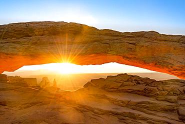 View through rock arch, Mesa Arch, sunbeams, sunrise, Grand View Point Road, Island in the Sky, Canyonlands National Park, Moab, Utah, USA, North America