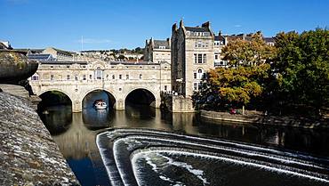 Pultney Bridge over the river Avon in the old town of Bath, Bath, Somerset, England, Great Britain