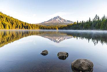 Reflection of the volcano Mt. Hood in Lake Trillium Lake, morning mood, Oregon, USA, North America