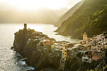 Village view, village with colorful houses along the coast in the evening light, Vernazza, Cinque Terre, Riviera di Levante, province La Spezia, Liguria, Italy, Europe