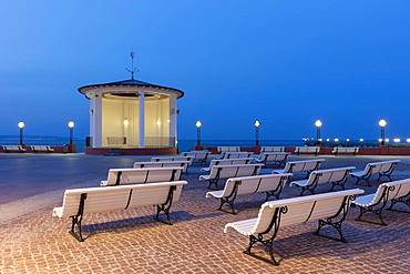 Pavilion at the spa resort at dusk, beach promenade, Binz, Baltic seaside resort, Ruegen Island, Mecklenburg-Western Pomerania, Germany, Europe