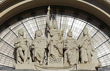 Allegorical group of figures above the entrance, detail facade, post office building, Palacio de Communicaciones, building of 1922, Valencia, Spain, Europe