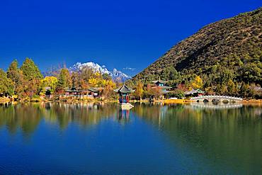 Lake of the Black Dragon, Black Dragon Pool, in the background the Jade Dragon Mountain, Unesco World Heritage Site, Lijiang, Yunnan Province, China, Asia