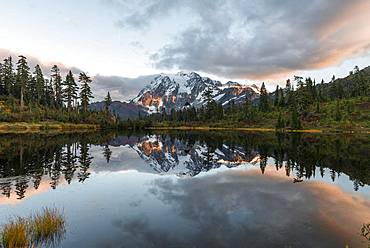 Sunset, Mt. Shuksan glacier with snow reflected in Picture Lake, wooded mountain landscape, Mt. Baker-Snoqualmie National Forest, Washington, USA, North America