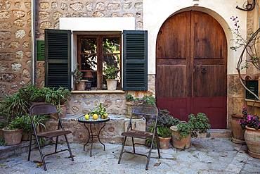 Small courtyard with table and chairs, Fornalutx, Sierre de Tramuntana, Majorca, Balearic Islands, Spain, Europe