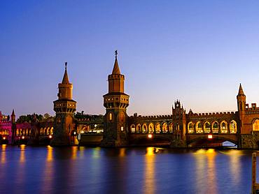 Oberbaum bridge over the Spree in the evening light, between Kreuzberg and Friedrichshain, Berlin, Germany, Europe