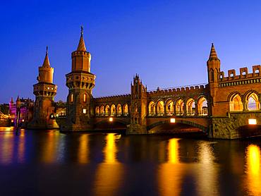 Oberbaum bridge over the Spree in the evening light, between Kreuzberg and Friedrichshain, Berlin, Germany, Europe