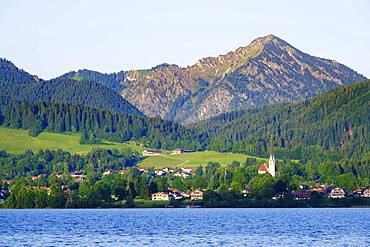 Bad Wiessee with church Mariae Himmelfahrt, Lake Tegernsee, behind Fockenstein, aerial view, Upper Bavaria, Bavaria, Germany, Europe