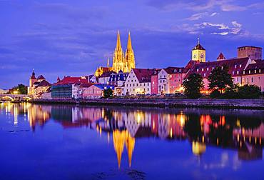 Danube and old town with cathedral at dusk, Regensburg, water reflection, Upper Palatinate, Bavaria, Germany, Europe