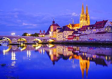 Stone bridge over the Danube and old town with cathedral at dusk, water reflection, Regensburg, Upper Palatinate, Bavaria, Germany, Europe