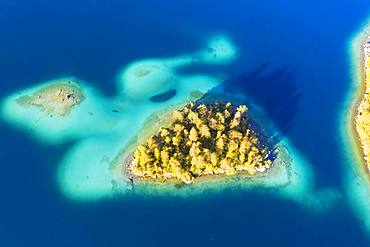 Sassen island and Steinbichl in Eibsee lake, near Grainau, Werdenfelser Land, aerial view, Upper Bavaria, Bavaria, Germany, Europe