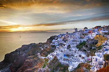 View of the village with view over the sea, panorama, evening mood, Oia, Santorini, Greece, Europe