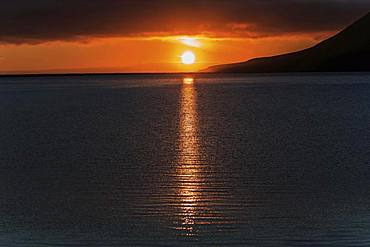 Sunset, sun reflected in the water, near Grundarfjoerdur, peninsula Snaefellsnes, Iceland, Europe