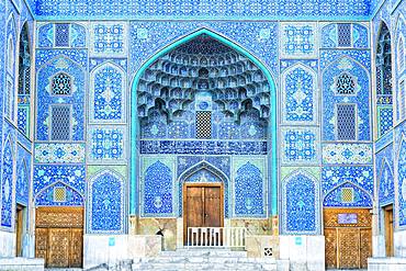 Ornamental tile pattern, muqarnas decoration at the entrance door, Sheikh Lotfallah Mosque, Maydam-e Iman square, Esfahan, Iran, Asia