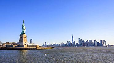 Statue of Liberty in front of Manhattan skyline, Statue of Liberty National Monument, Liberty Island, New York City, New York State, USA, North America