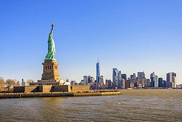 Statue of Liberty in front of Manhattan skyline, Statue of Liberty National Monument, Liberty Island, New York City, New York State, USA, North America