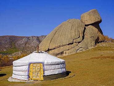 Yurt under the Turtle Rock, in Gorky Terelj National Park, Gorky Terelj National Park, Ulaanbaatar, Ulan Bator, Mongolia, Asia