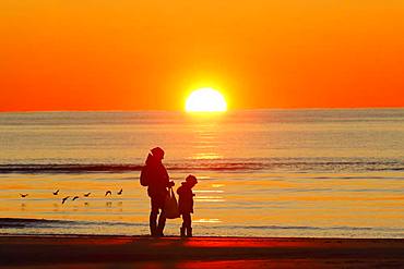 Mother and child on the beach at sunset, St. Peter-Ording, North Sea, Schleswig-Holstein Wadden Sea National Park, Schleswig-Holstein, Germany, Europe