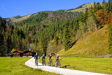 Cyclists, mountain bikers at the Kloo Aschauer Diensthuette, Kloo-Ascher Valley, near Bayrischzell, Upper Bavaria, Bavaria, Germany, Europe